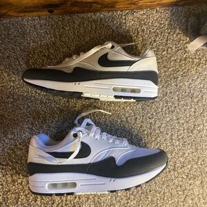 Women AirMax one black and white barely worn S9.5w